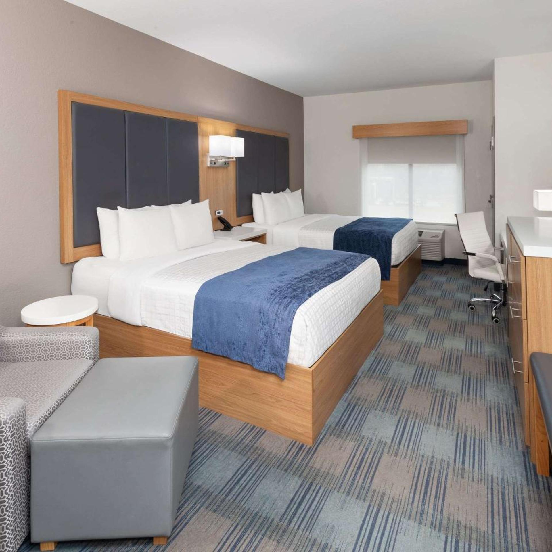 غرفة قياسية بسريرين كوين بمنطقة جلوس، La Quinta Inn & Suites by Wyndham Coralville Iowa City 3/6