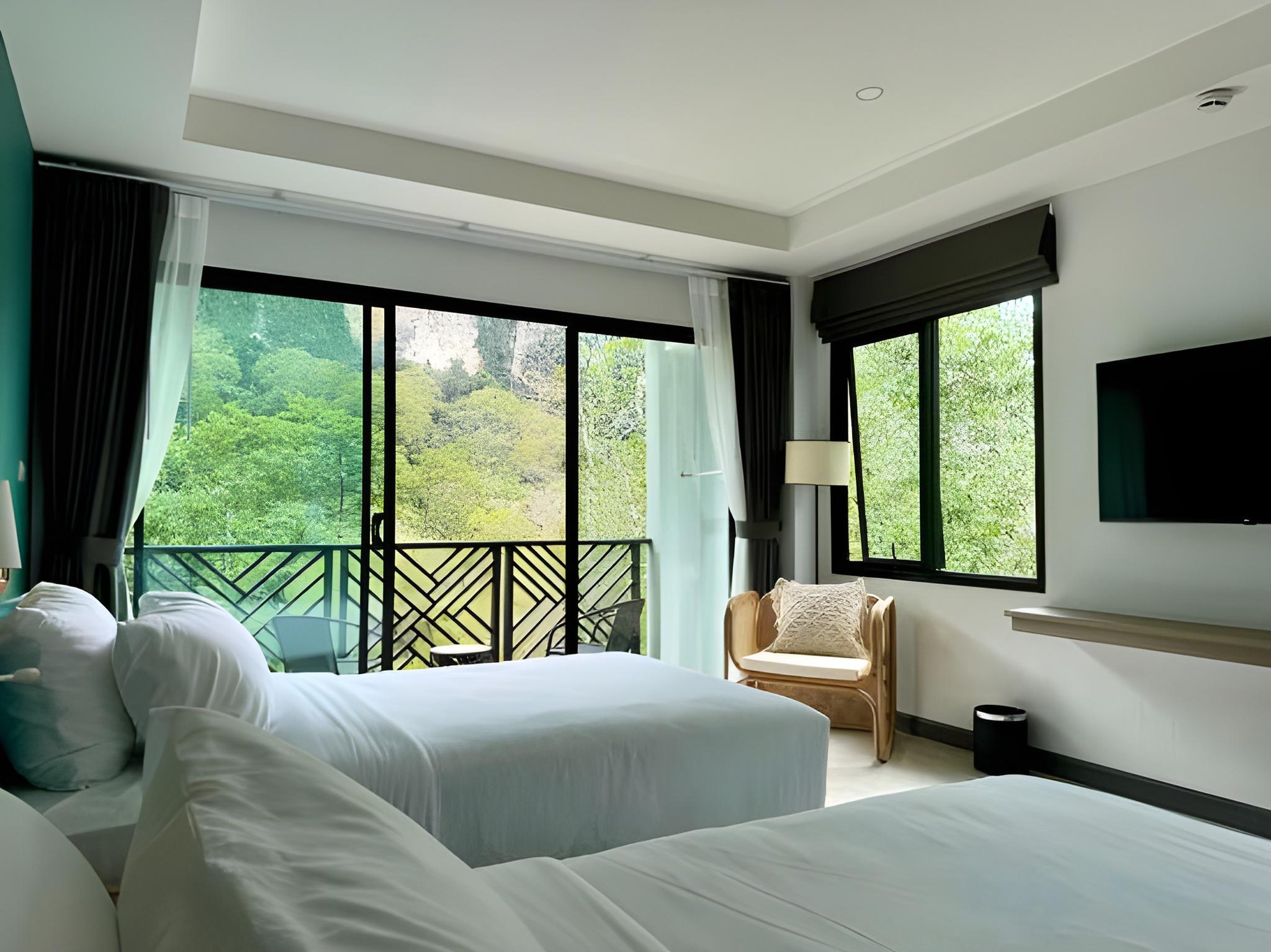 Premier, Suite, Twin Beds, Pool and Mountain View, Corner