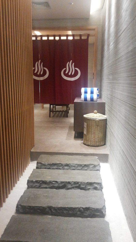 Mercure Karawang 8/66