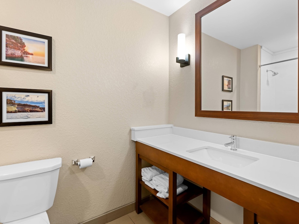 Comfort Inn and Suites Munising - Lakefront 42/49