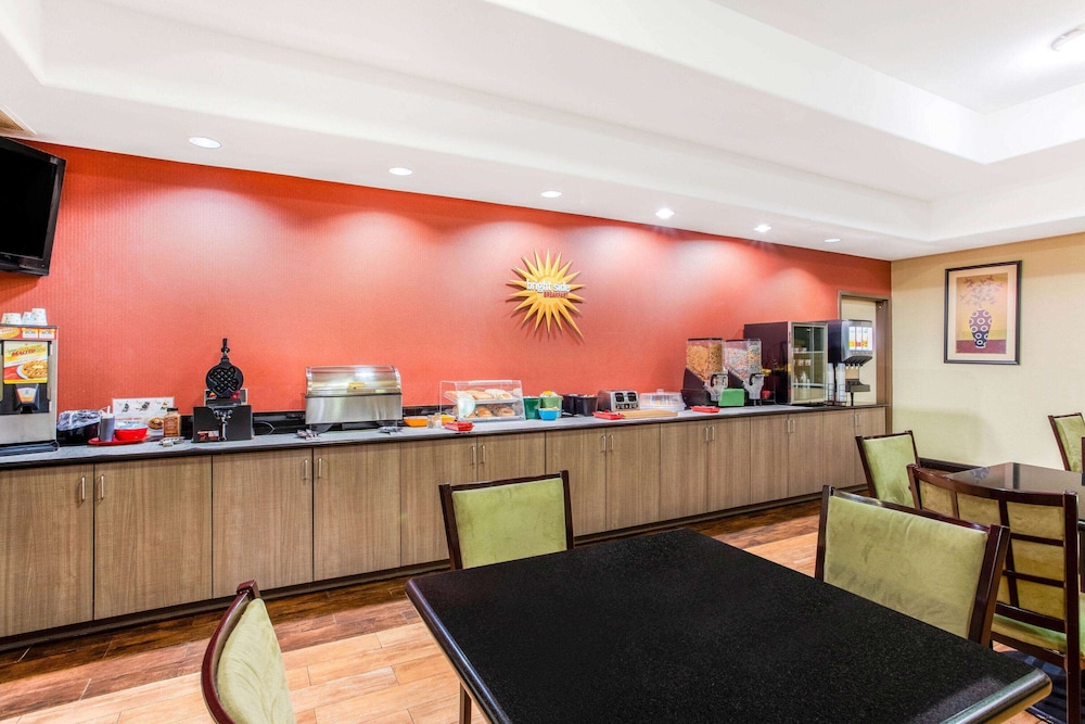 La Quinta Inn & Suites by Wyndham Ennis 10/50