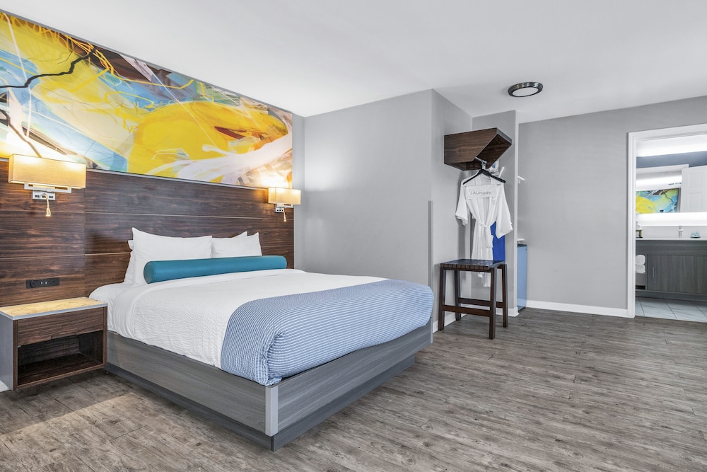 STANDARD, QUEEN BED, OCEAN VIEW