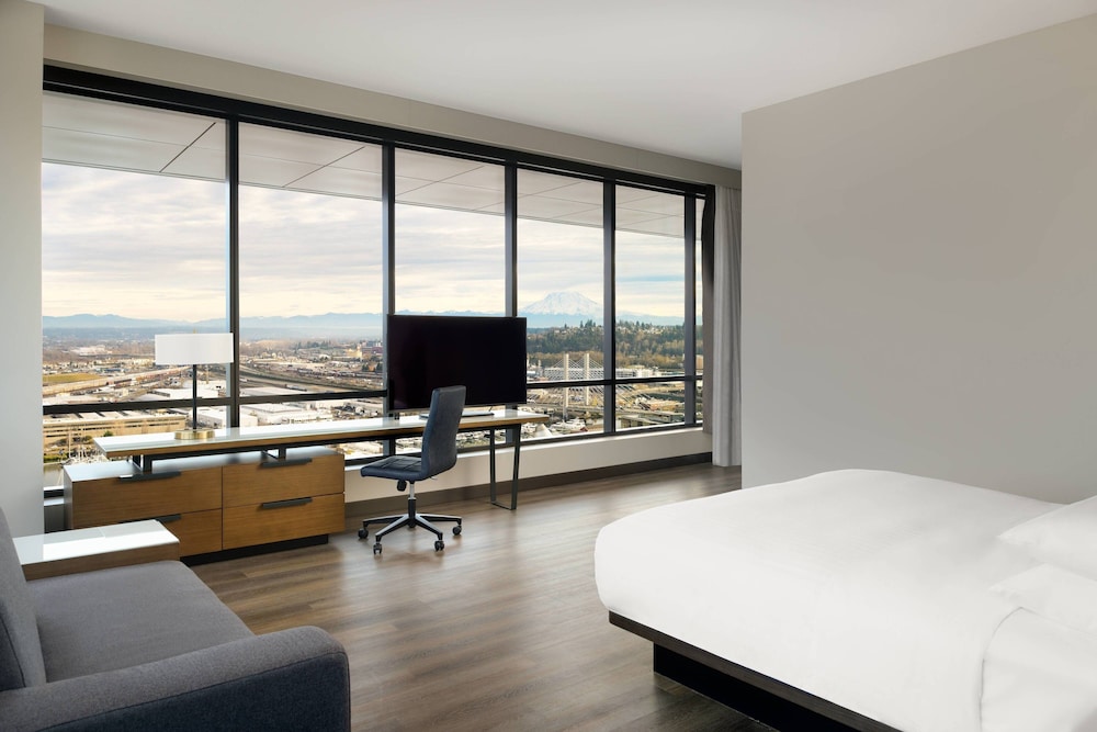 جناح تنفيذي ركني بسرير كينج مع أريكة، Marriott Tacoma Downtown 2/5