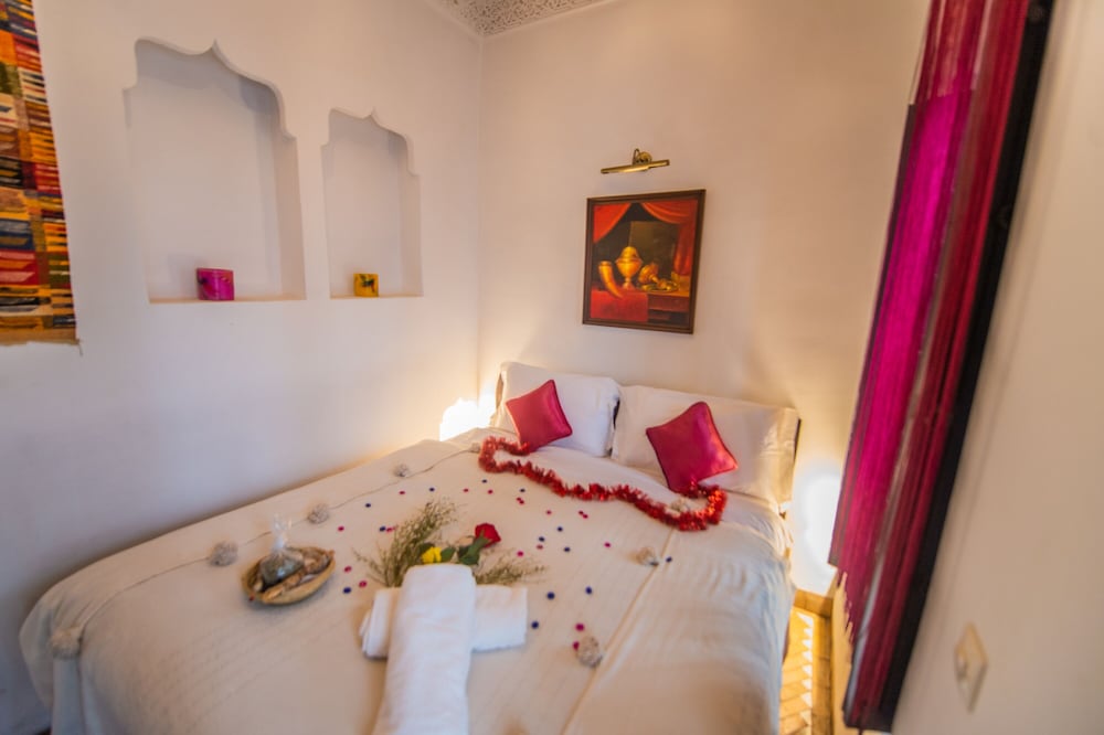 ECONOMY, DOUBLE OR TWIN BED
