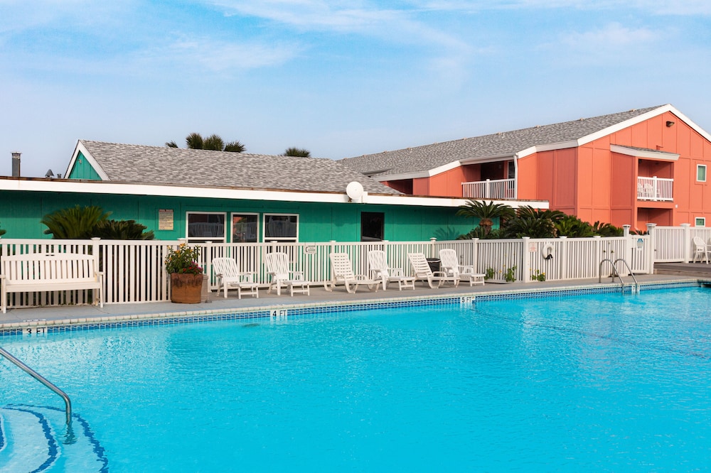 Executive Keys Condominiums on the Beach 6/66
