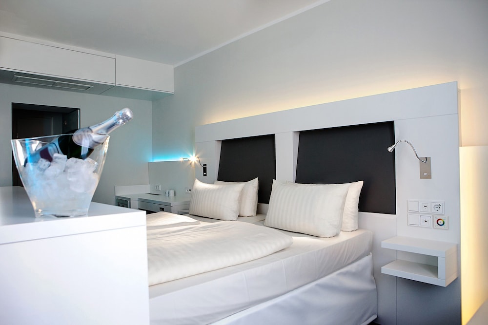 ROOM, TRIPLE