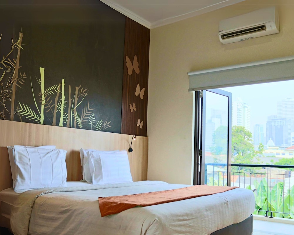 PREMIER, KING BED, BALCONY