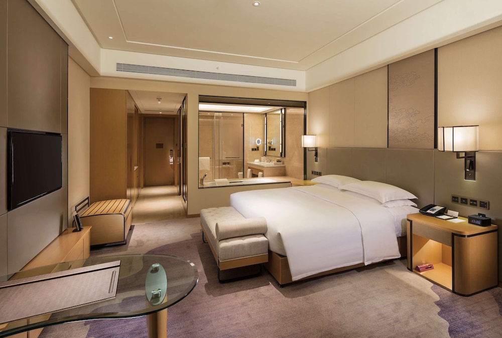 ROOM, KING BED, ACCESSIBLE