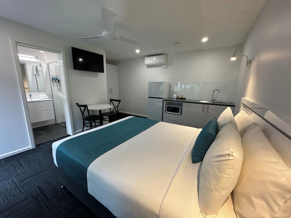 EXECUTIVE, QUEEN BED, KITCHENETTE