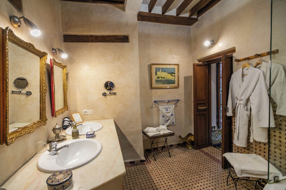 JUNIOR SUITE, QUEEN BED, COURTYARD VIEW