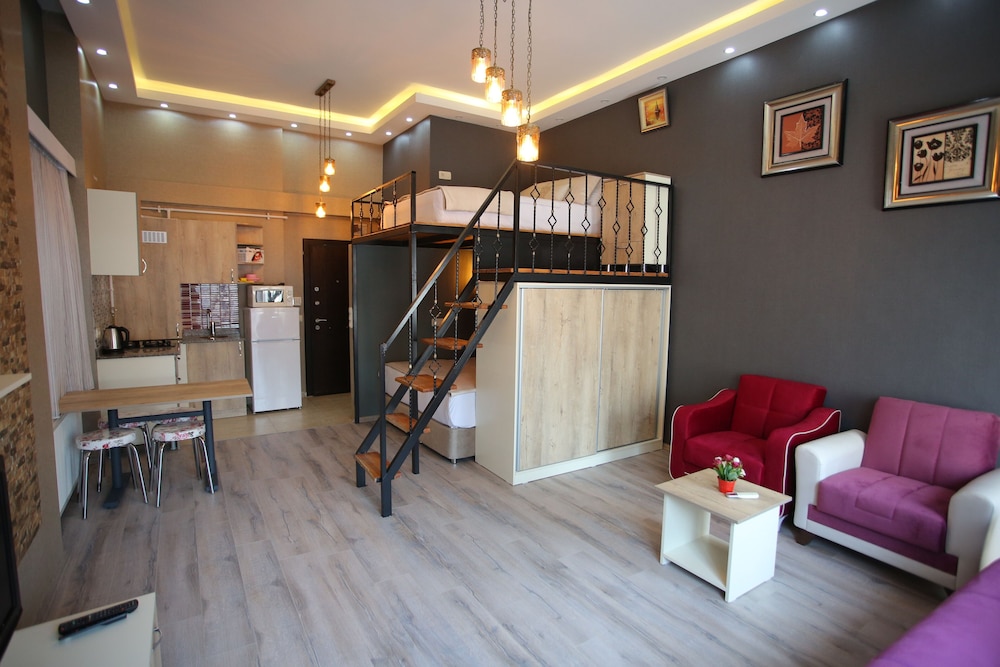 La Casa Suites 26/34
