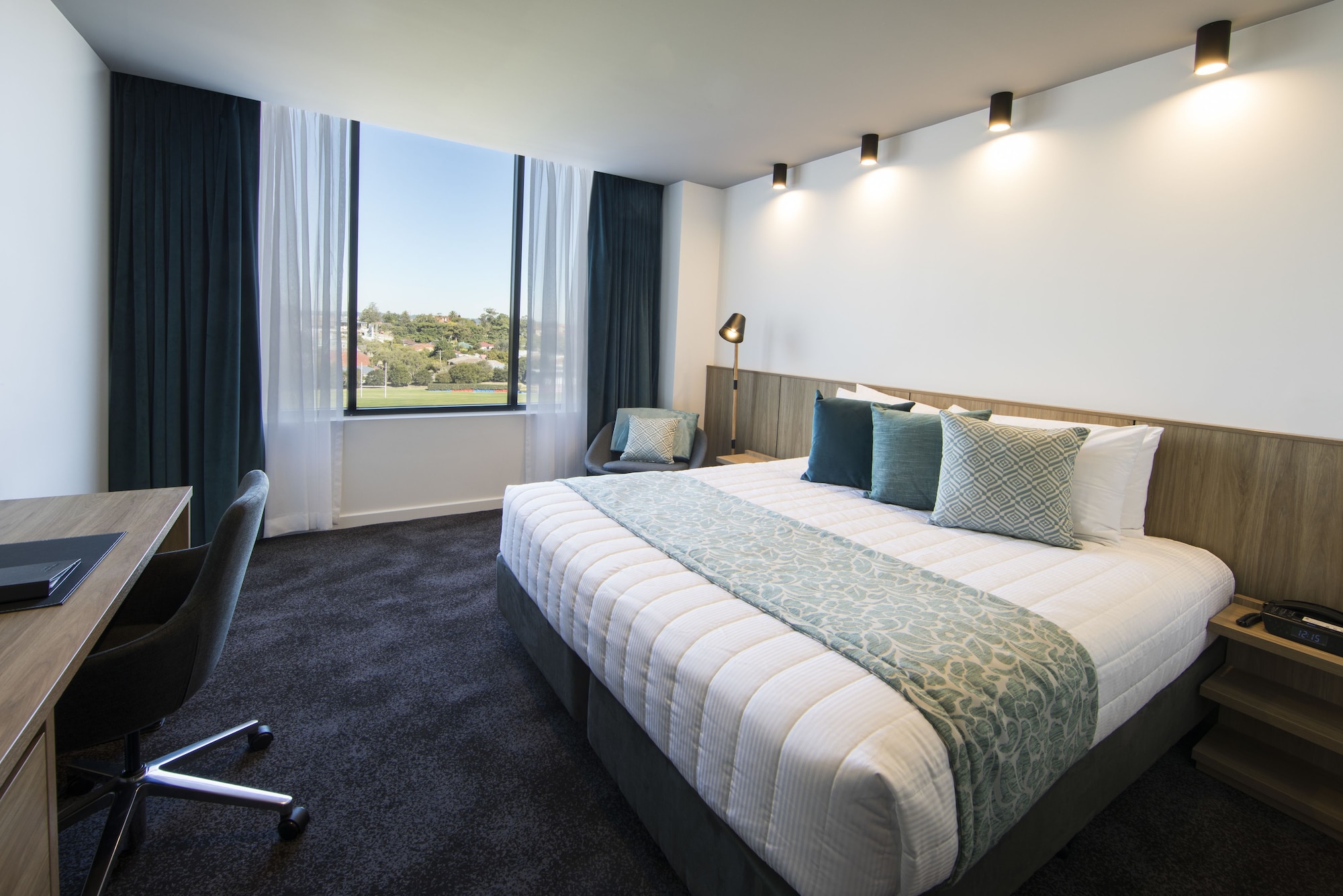 SUPERIOR, KING BED