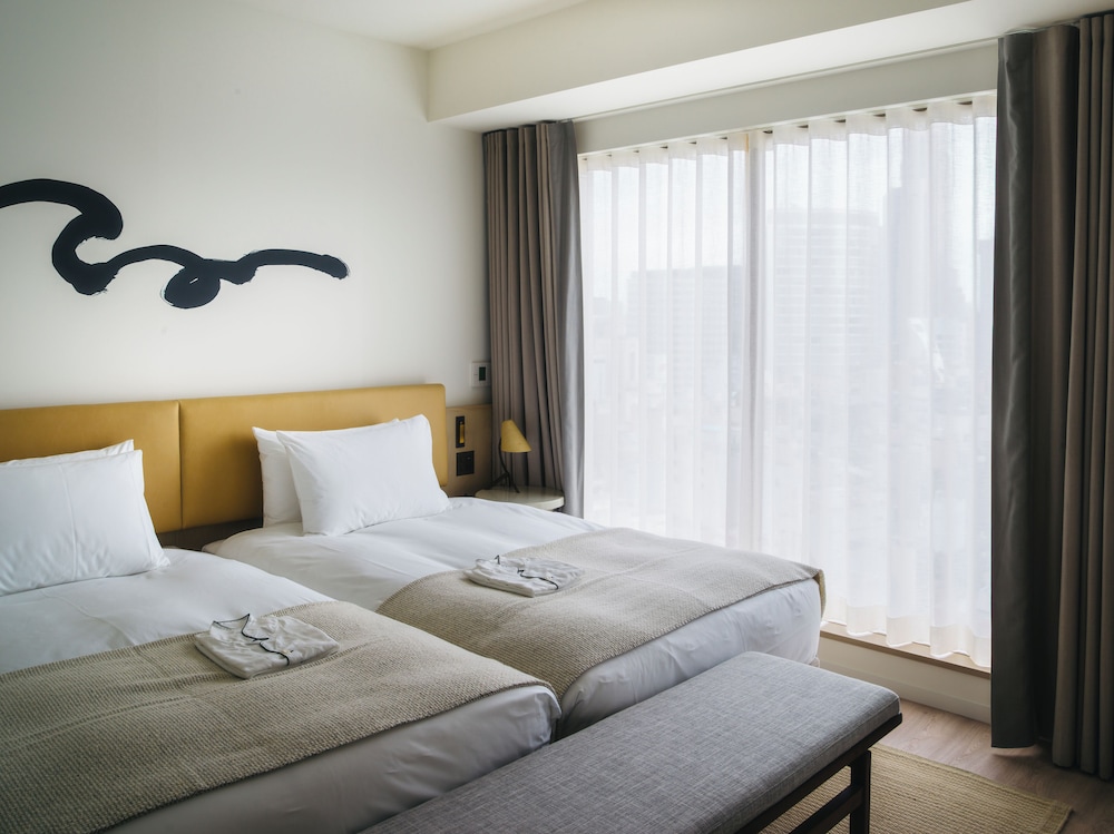 SUITE, TWIN BEDS