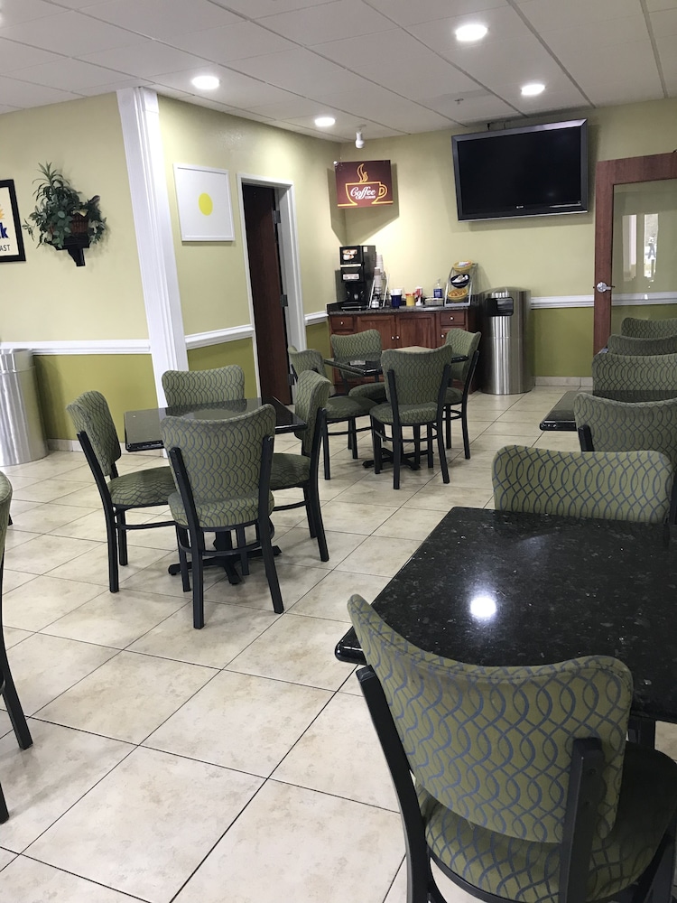 Days Inn & Suites by Wyndham Savannah North I-95 32/41