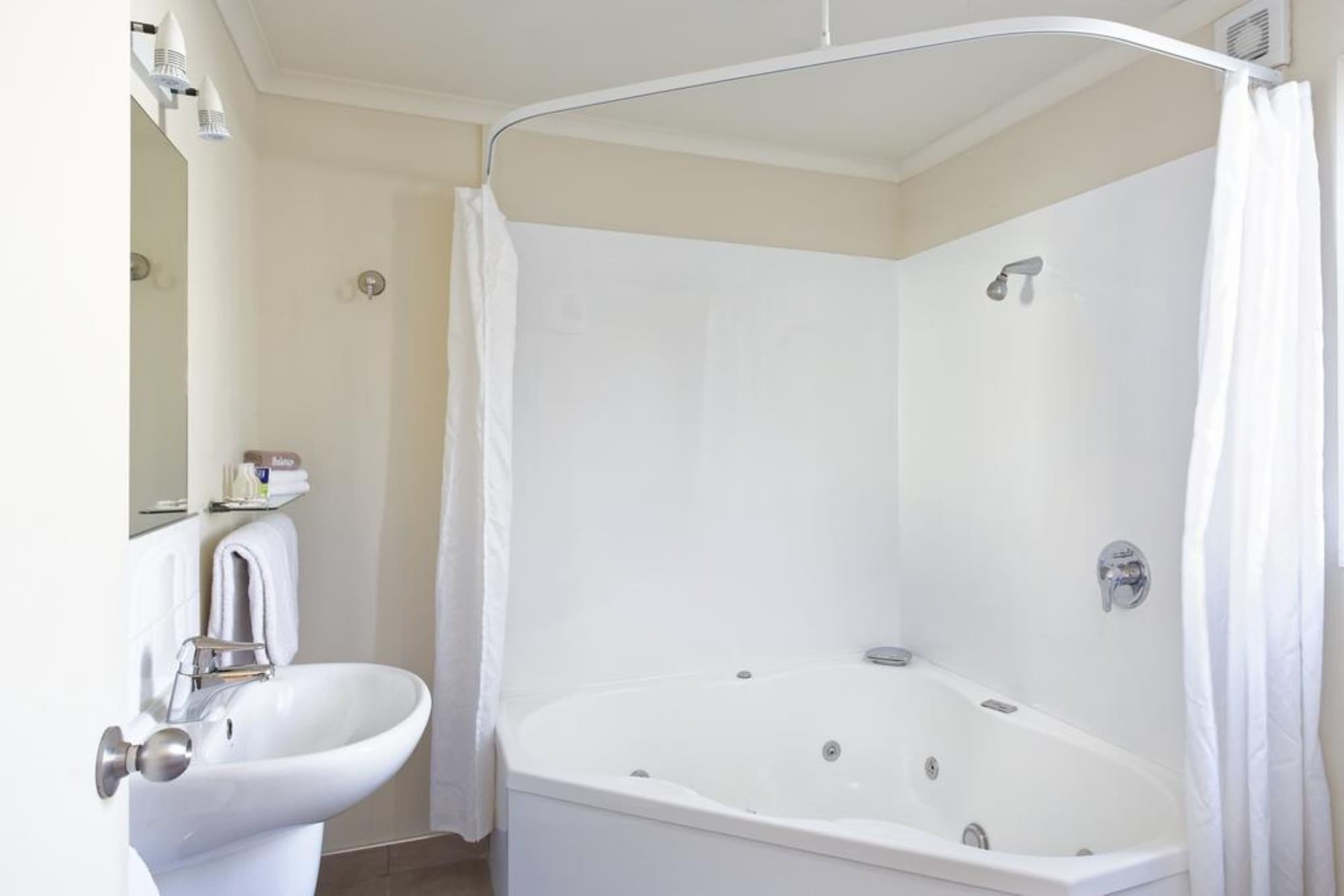 Deluxe, Studio, Suite, 1 King and 1 Single Beds, Jetted Tub, Bk S Rotorua Motor Lodge 2/2