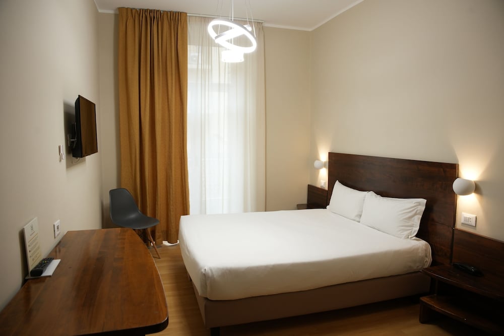 ROOM, DOUBLE OR TWIN BED