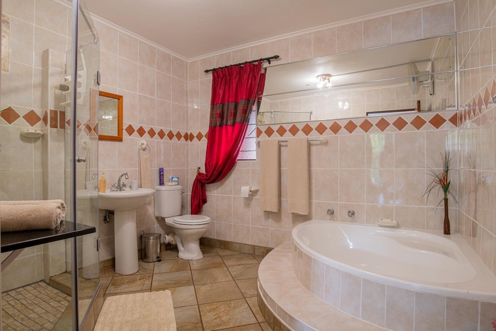 Elephant Coast Guest House 50/50