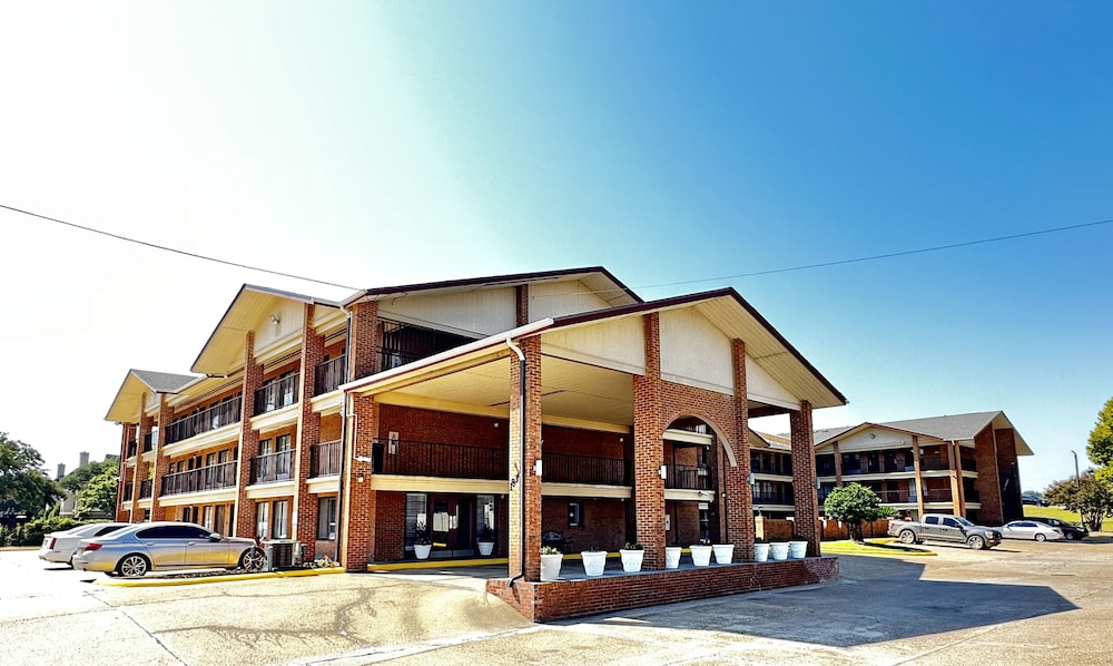 Days Inn & Suites by Wyndham Bossier City 1/50