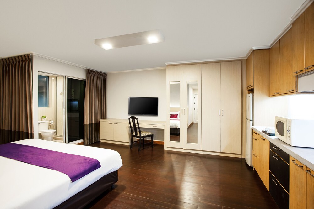 Collection O The Step Sathorn 18/63