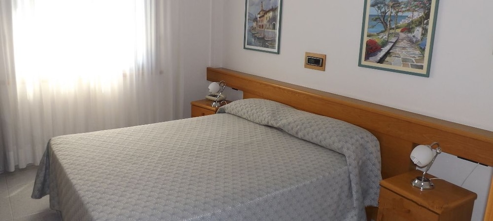 Room, Queen Bed