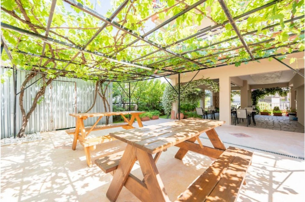 Milonas House Apartments 46/50
