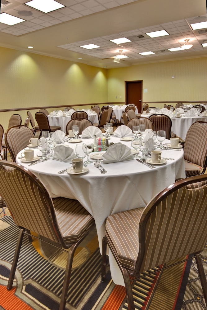 Holiday Inn Hotel Amp Suites Bakersfield North 48/57