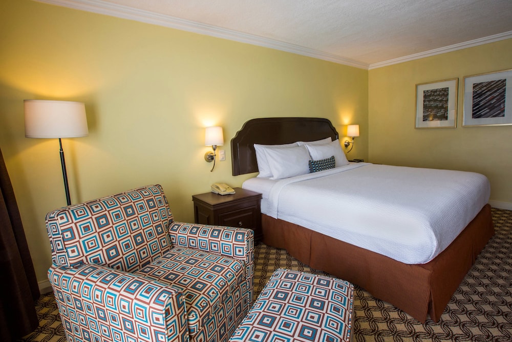 Courtyard By Marriott Toluca Airport 9/45