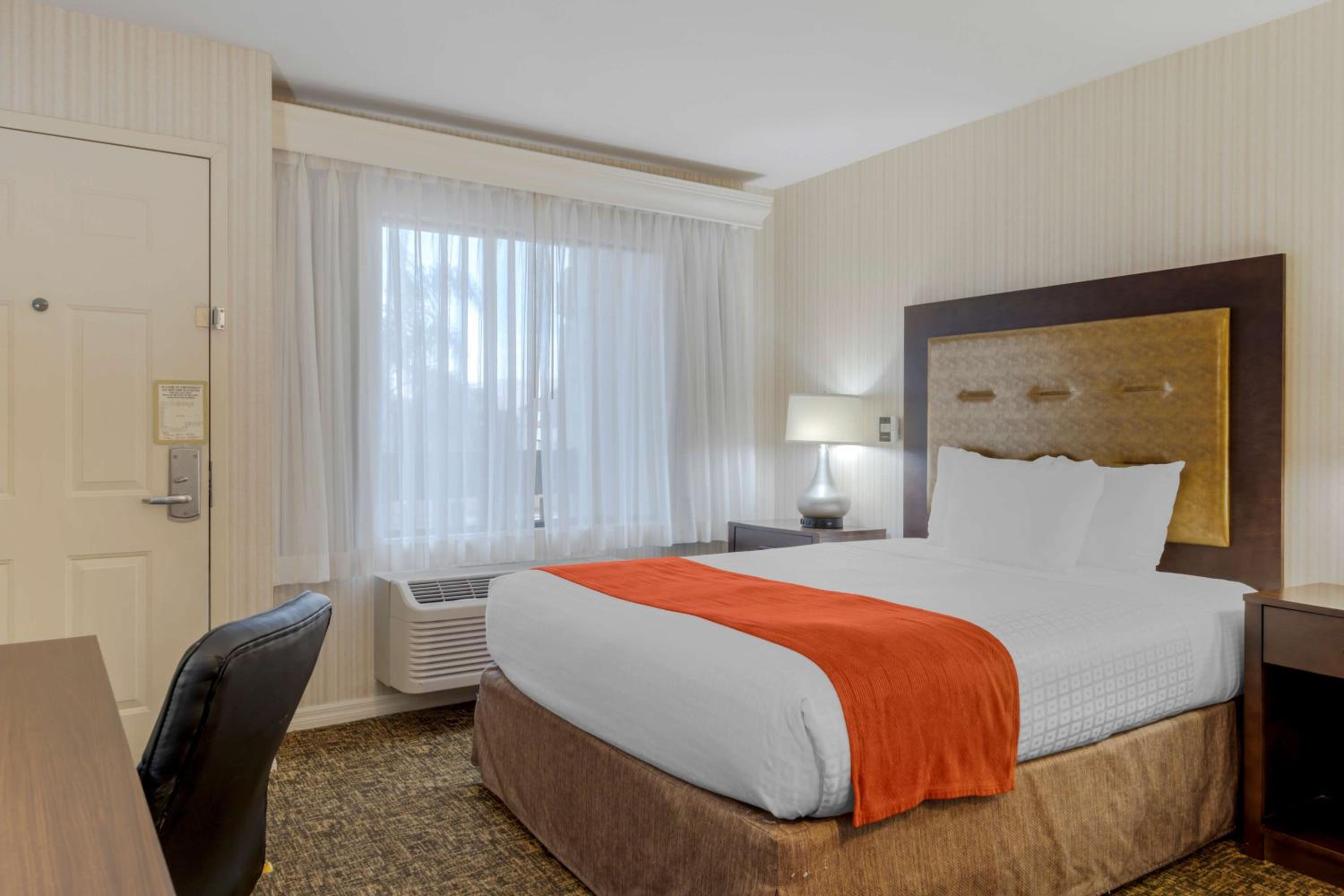Upstairs, King Bed, Queen Bed