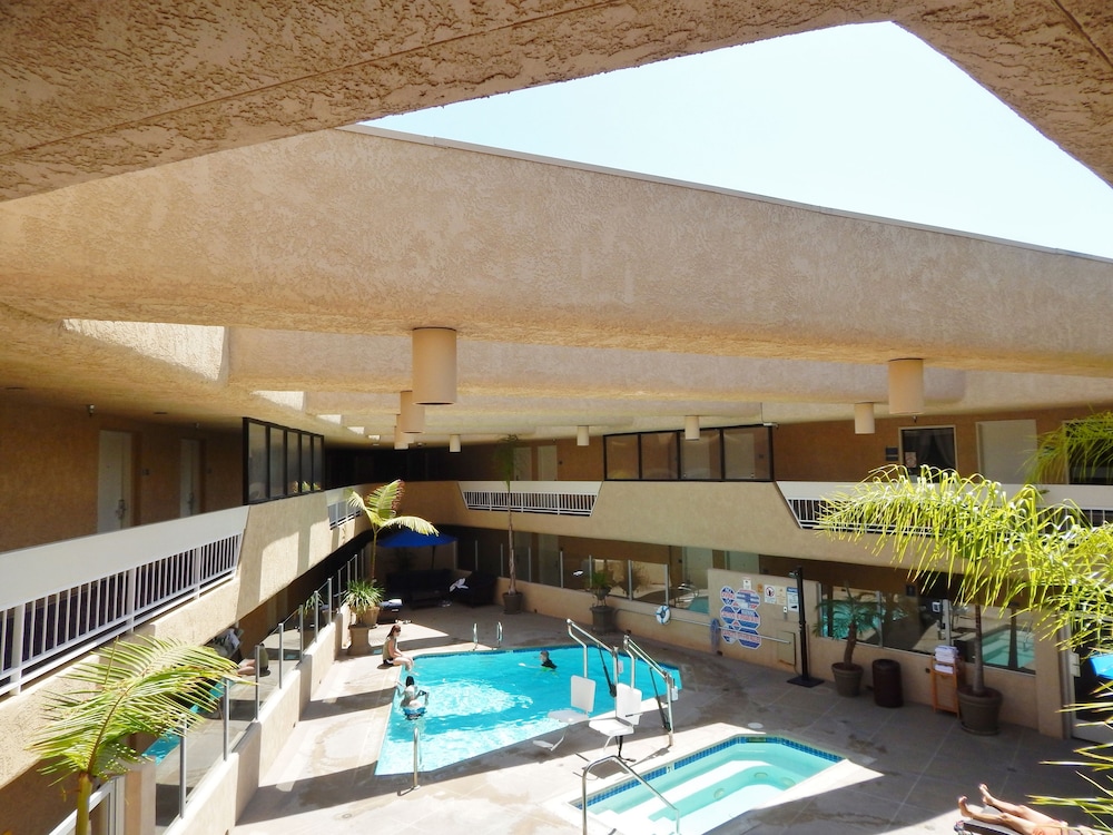 Pacific Inn 7/65