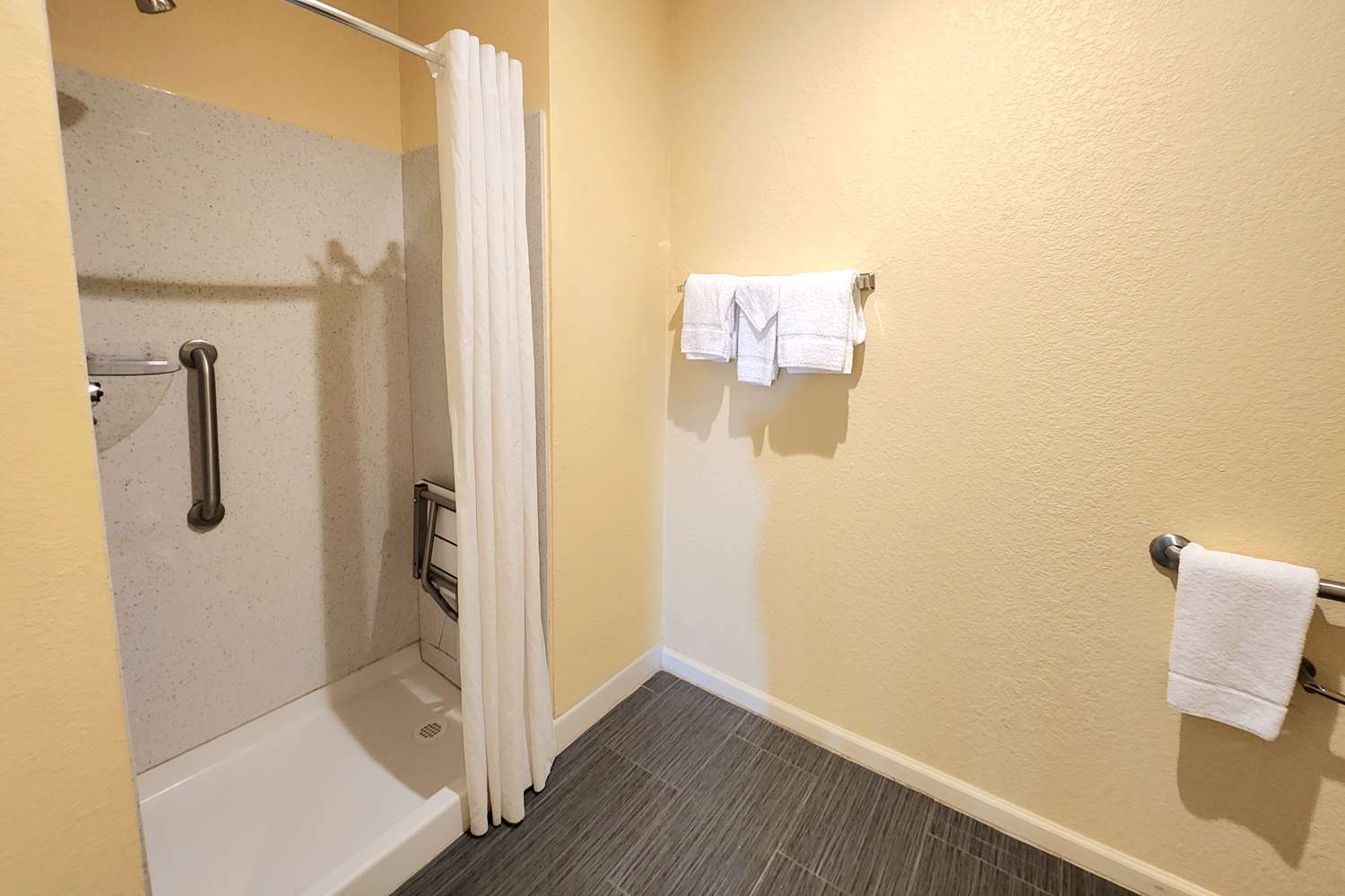 Days Inn By Wyndham Freeport 34/34