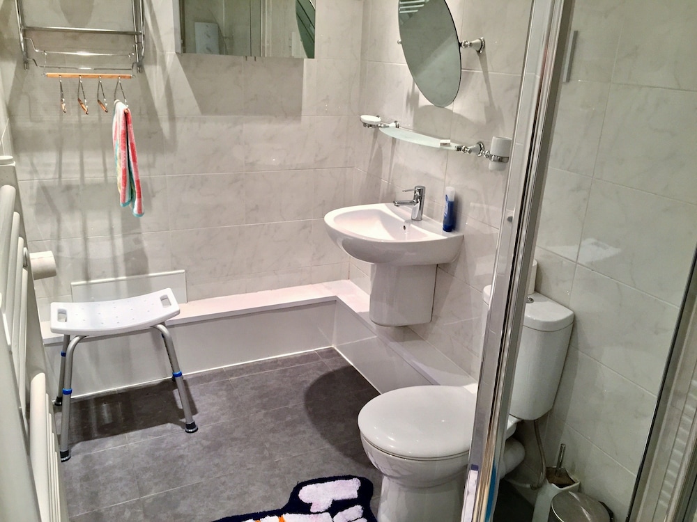 16 PILRIG GUEST HOUSE 8/60