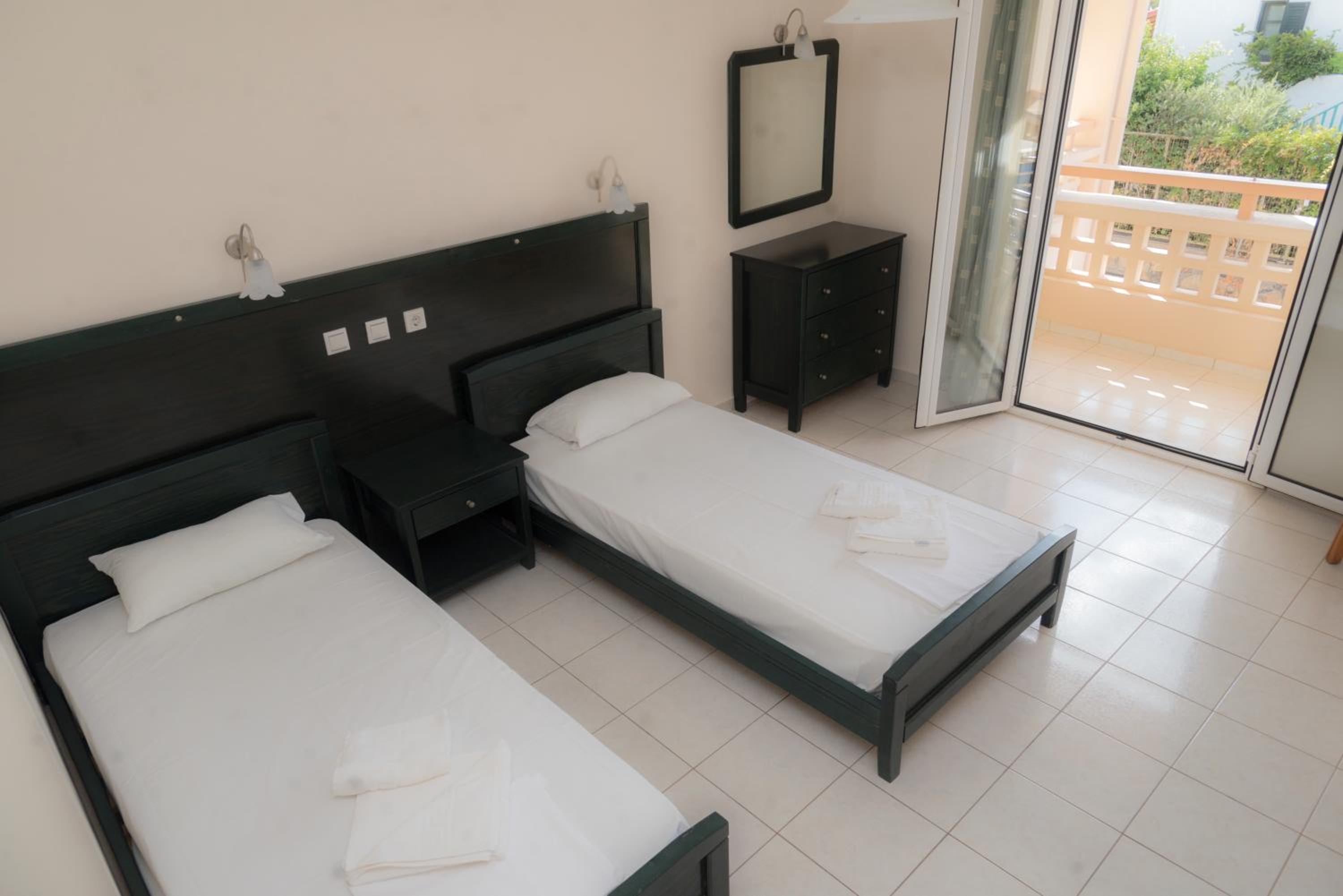 Sunset Studios Apartments 13/50