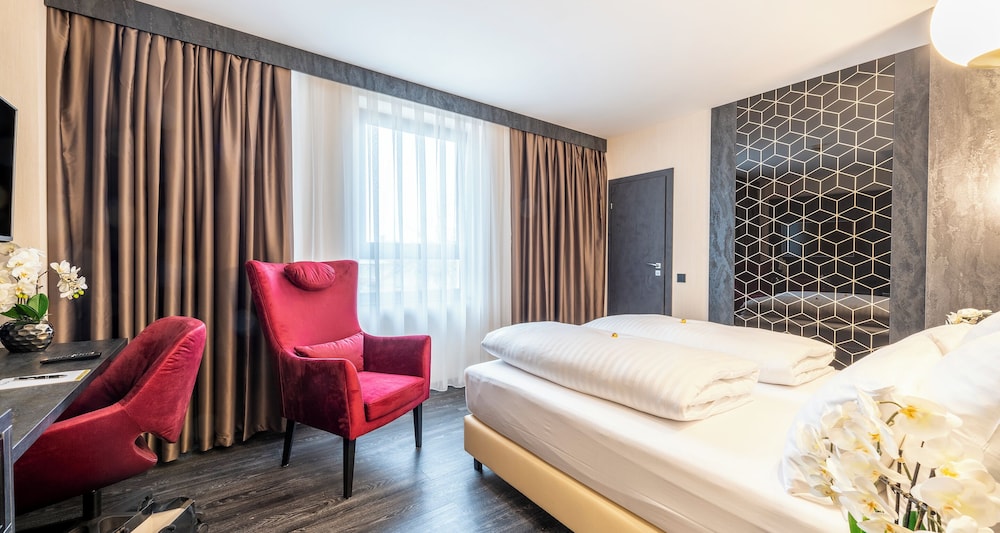 ROOM, DOUBLE BED