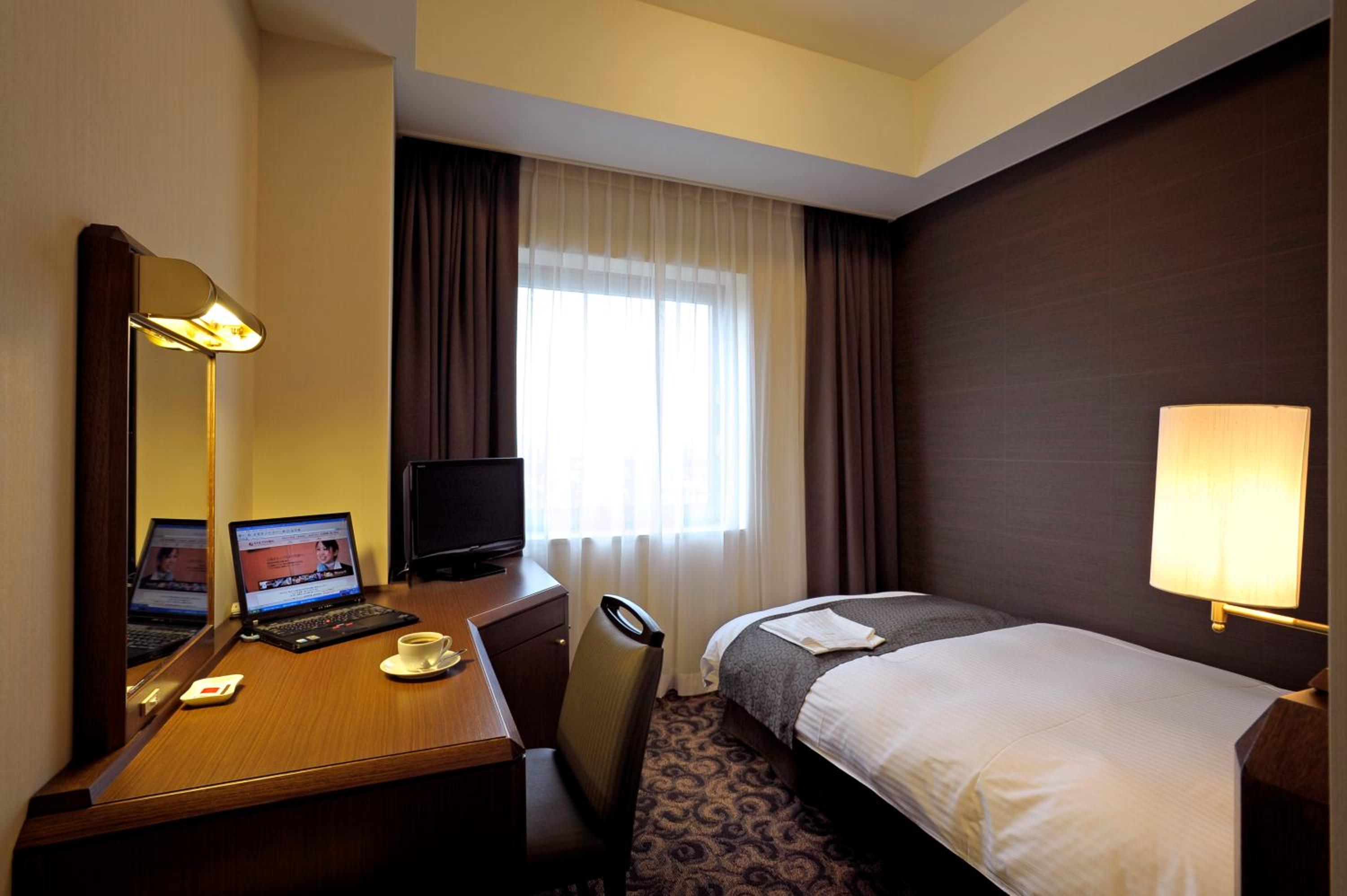 ROOM, SINGLE