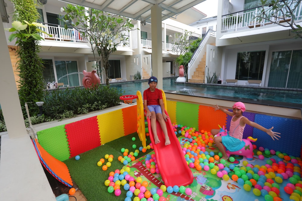 A2 Pool Resort 40/48