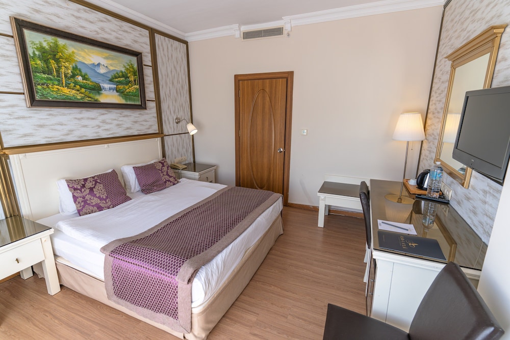Standard, Double Bed, Partial Lake View, Balcony