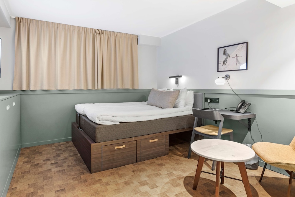 Superior, 1 Queen and 1 Single Bed, No Window