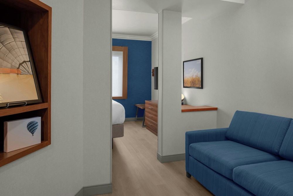 Holiday Inn Express Suites Rancho Cucamonga 29/57