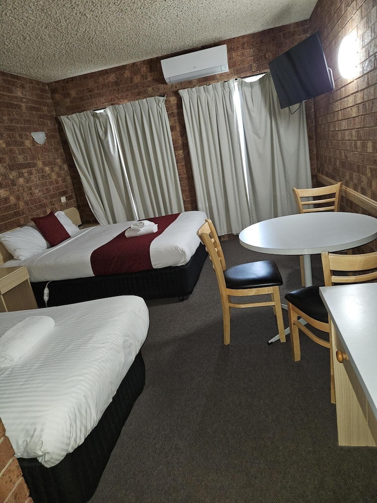 Standard, 1 Queen and 1 Single Bed