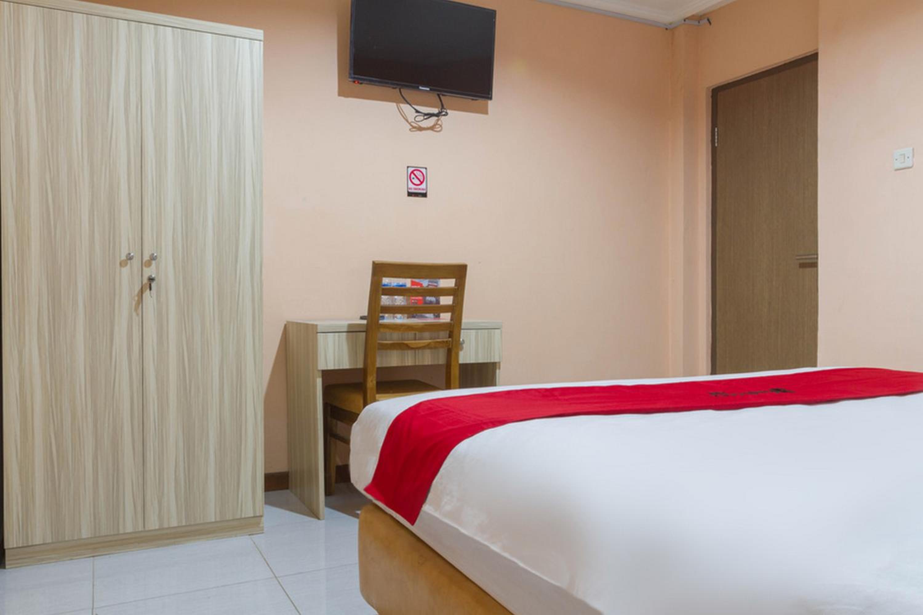 RedDoorz near Istana Plaza 2 18/50