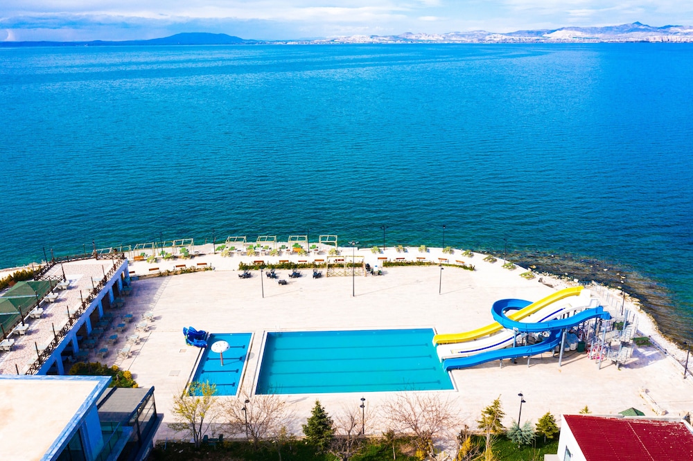 DEDEMAN VAN RESORT & AQUA 48/50