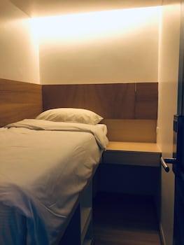 BASIC, SINGLE, SINGLE BED, SHARED BATHROOM