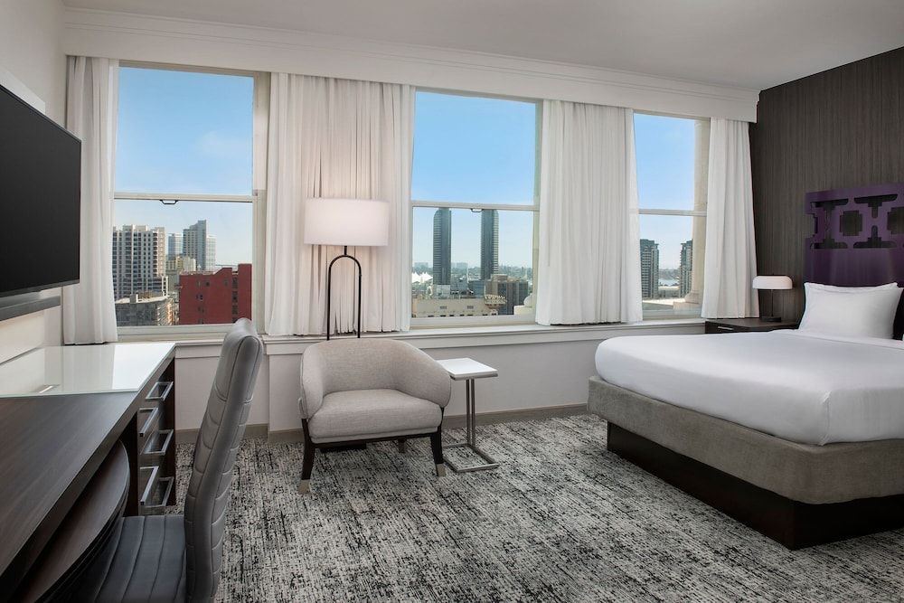 Room, King Bed, Partial Bay View, High Floor