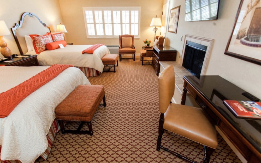 DELUXE, 2 QUEEN BEDS