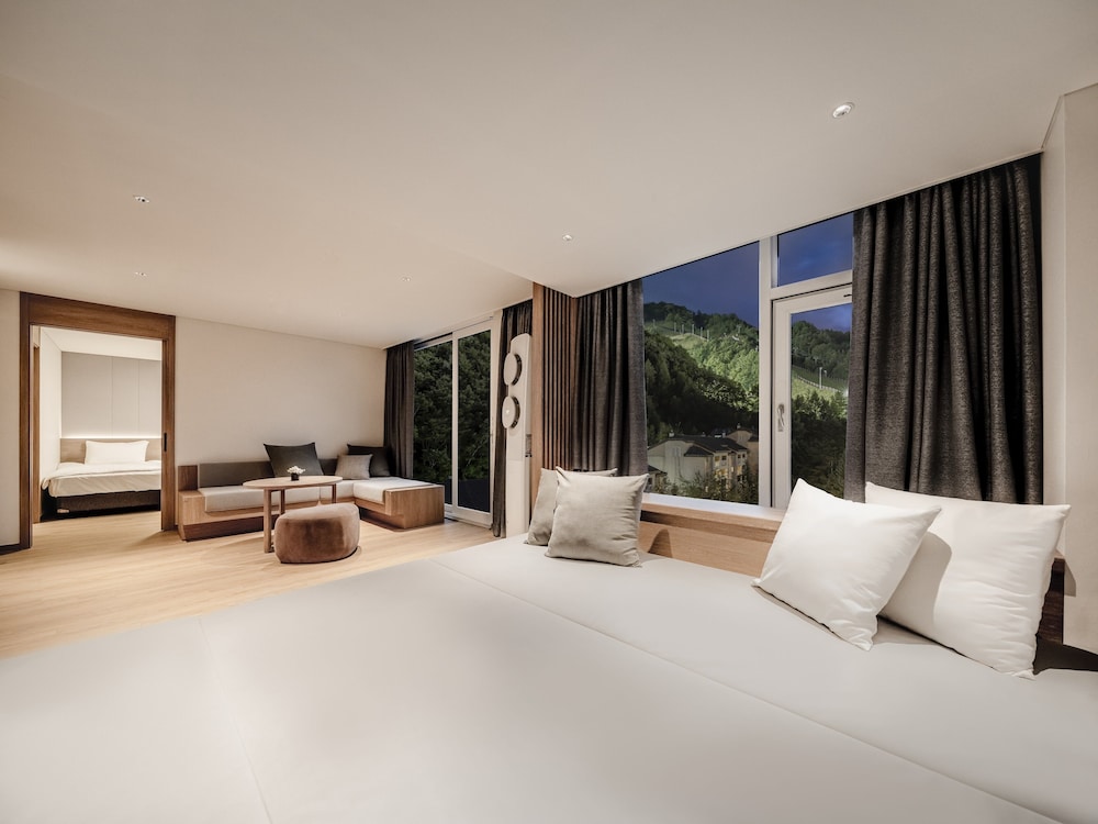 Sky, Family, Suite, 1 Double and 1 Single Bed, 2 Futon Beds