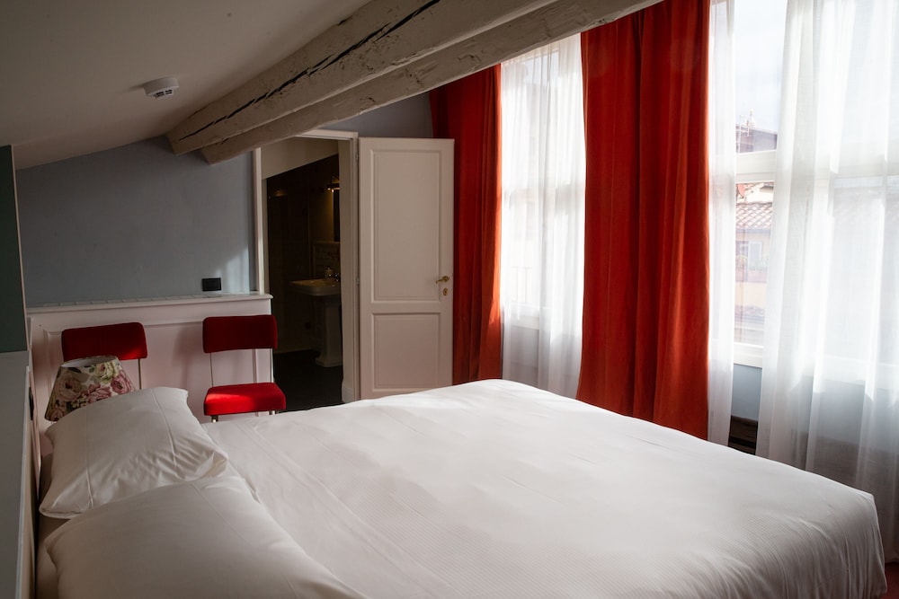 DELUXE, SUITE