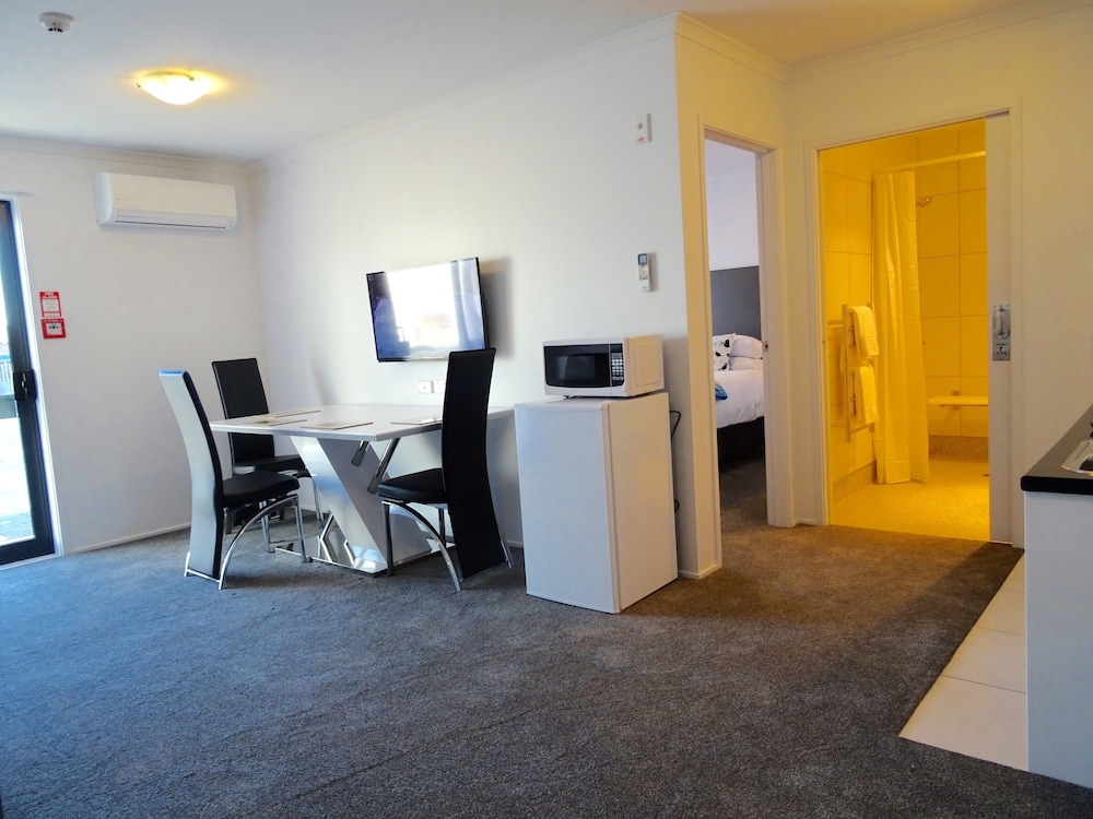 BKs Premier Motel Hamilton 32/38