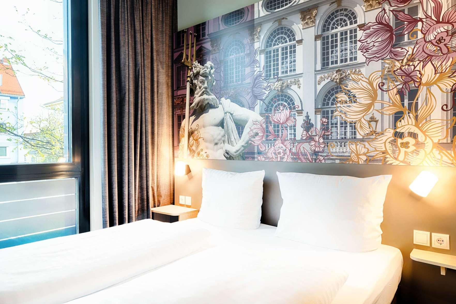 Room, Queen Bed