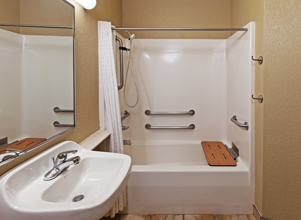 Candlewood Suites St. Robert 16/44