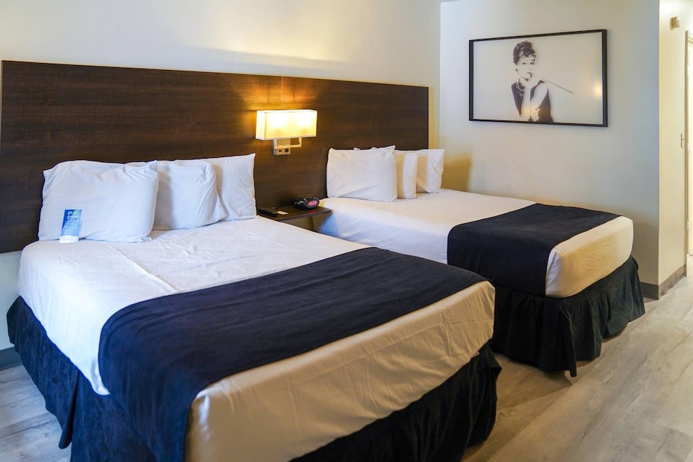 STANDARD, 2 DOUBLE BEDS